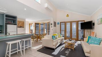 TV connectée, jeux vidéo, livres