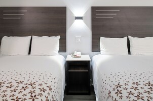 Escritorio, espacio para trabajar con laptop y wifi gratis 