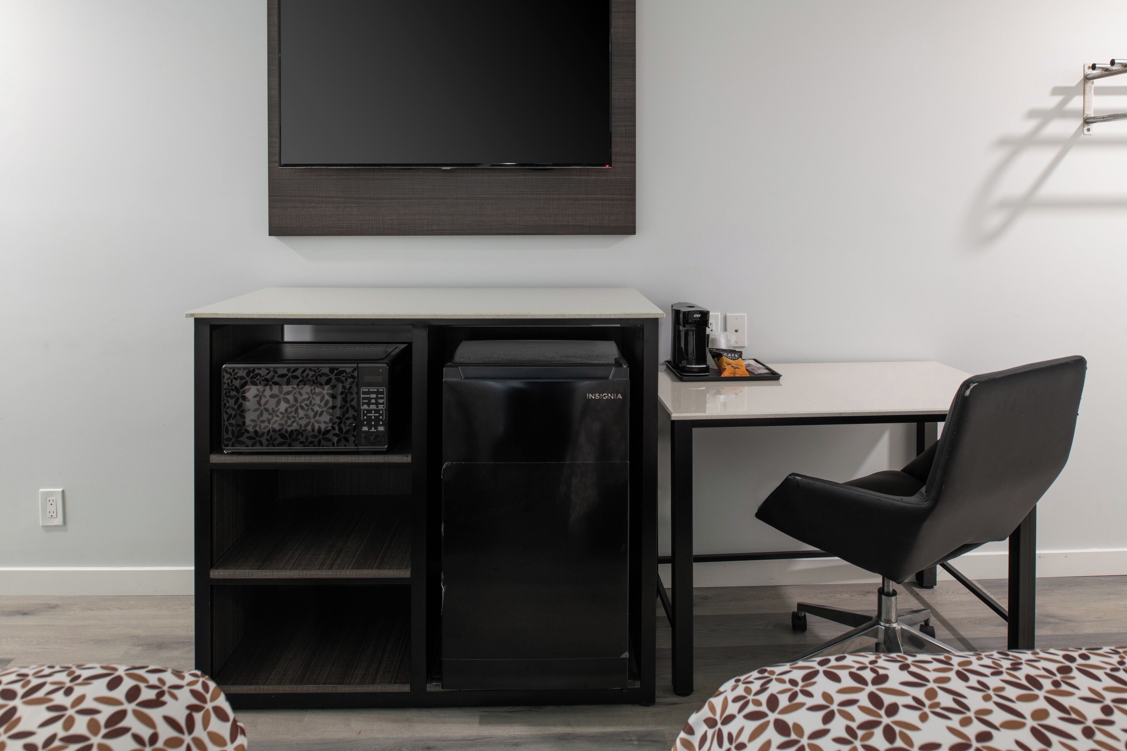 Deluxe Double Queen Room | Television