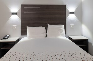 Deluxe Queen Single Room | Desk, laptop workspace, free WiFi - Beach Inn - A Huntington Beach Motel (Huntington Beach)