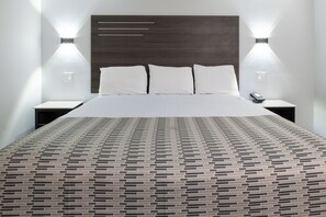 Deluxe King Single Room | Desk, laptop workspace, free WiFi - Beach Inn - A Huntington Beach Motel (Huntington Beach)