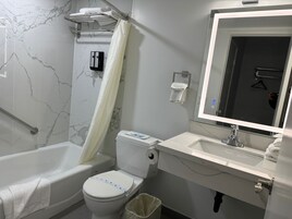 Secador de pelo, toallas, jabón, shampoo