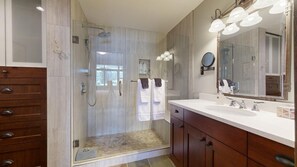 Douche, serviettes fournies, savon, shampooing