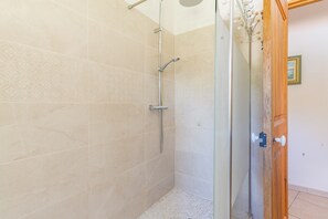 Douche, sèche-cheveux, serviettes fournies