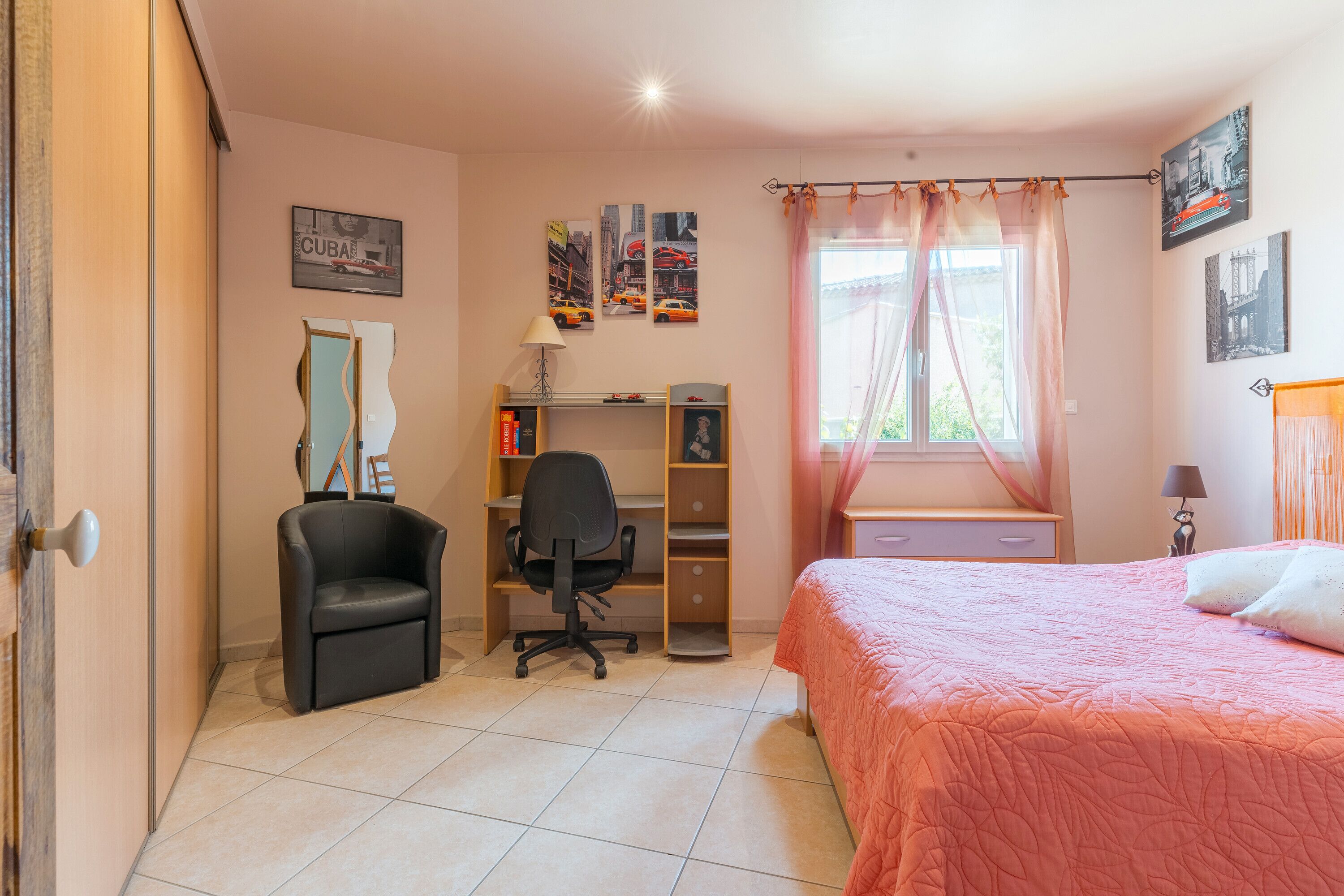 4 dormitoris, planxa i posts de planxar, wifi gratuïta i roba de llit 