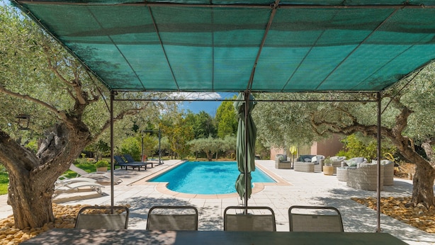 A covered outdoor area with a pool, seating, and trees. - Holiday Home 'Calme Et Sans Vis À Vis' with Private Pool, Private Terrace and Wi-Fi (Salon-de-Provence)