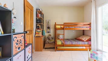4 slaapkamers, een strijkplank/strijkijzer, gratis wifi, beddengoed