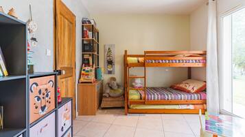 4 bedrooms, iron/ironing board, free WiFi, bed sheets