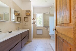 Dusche, Haartrockner, Handtücher