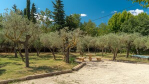 An outdoor area with trees, a gravel path, and stone benches. - Holiday Home 'Calme Et Sans Vis À Vis' with Private Pool, Private Terrace and Wi-Fi (Salon-de-Provence)