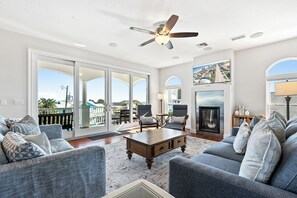 TV connectée, baby-foot, livres