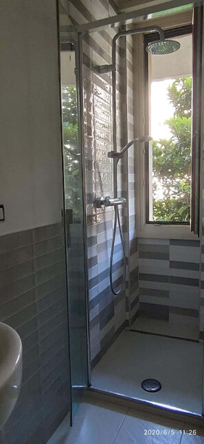 Dusche, Haartrockner, Handtücher, Seife