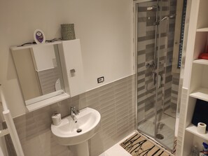 Douche, sèche-cheveux, serviettes fournies, savon