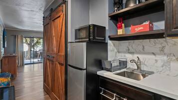Refrigerador, microondas, cafetera y tetera y tostadora