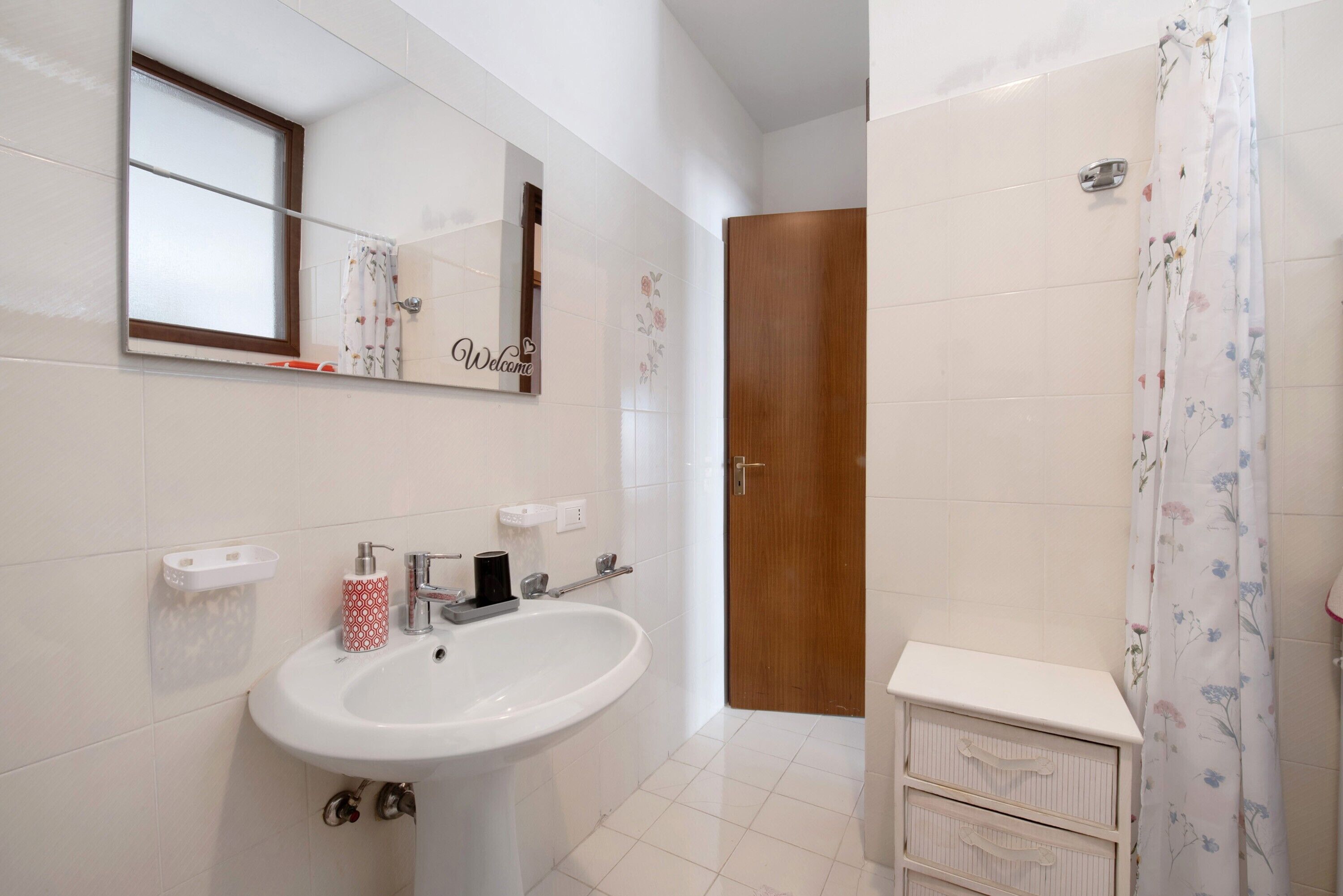 Douche, sèche-cheveux, serviettes fournies