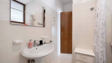 Chuveiro, secador de cabelo, toalhas de banho