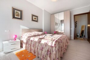 1 habitación, tabla de planchar con plancha, wifi gratis y ropa de cama 