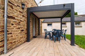 Outdoor dining - Holiday Home 'La Longère Du Cosquer' with Private Terrace, Garden and Wi-Fi (Baden)