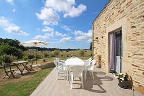 Outdoor dining - Holiday Home 'La Longère Du Cosquer' with Private Terrace, Garden and Wi-Fi (Baden)