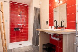 Een douche, een haardroger, handdoeken