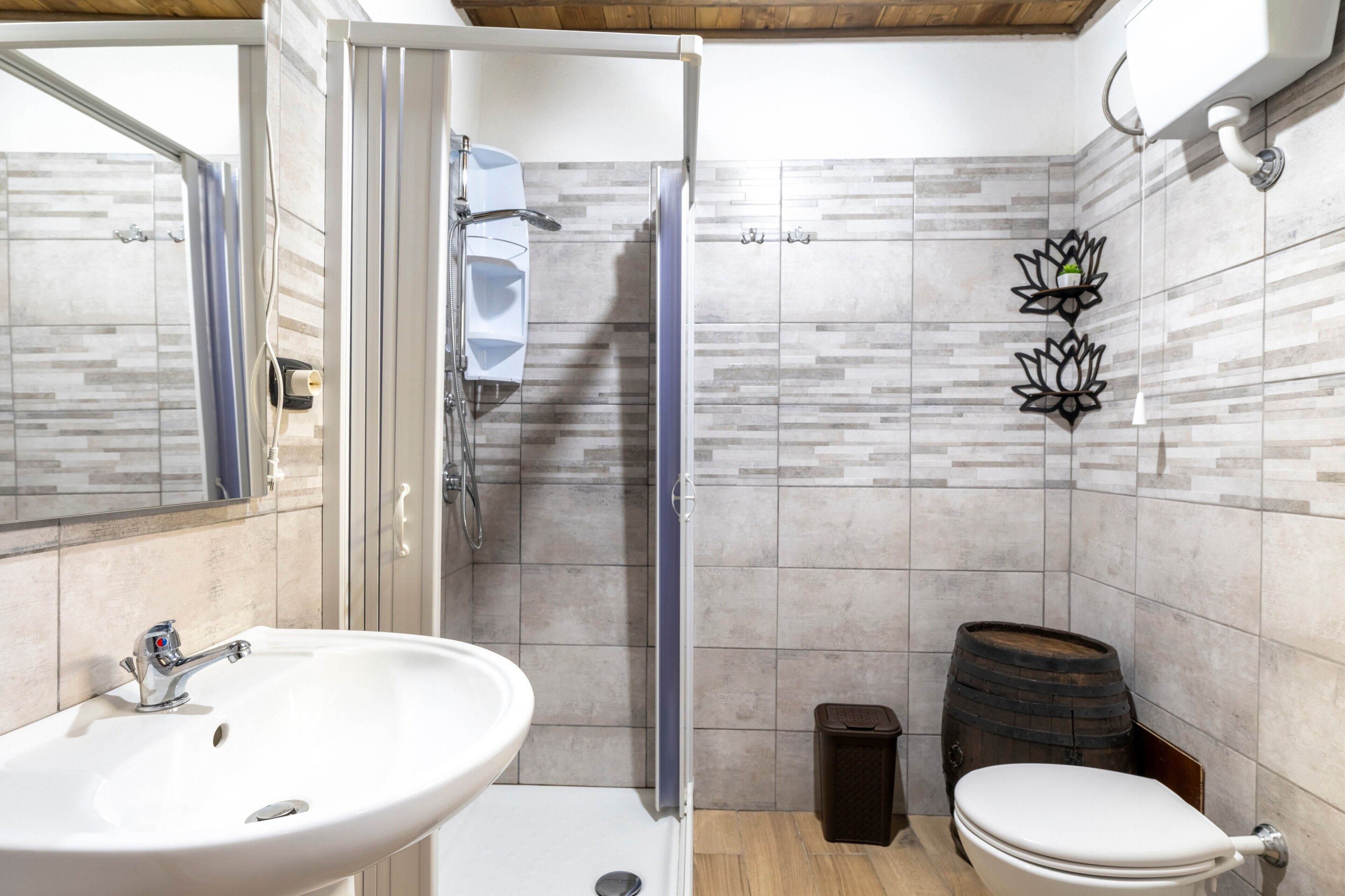 Dusche, kostenlose Toilettenartikel, Haartrockner, Handtücher