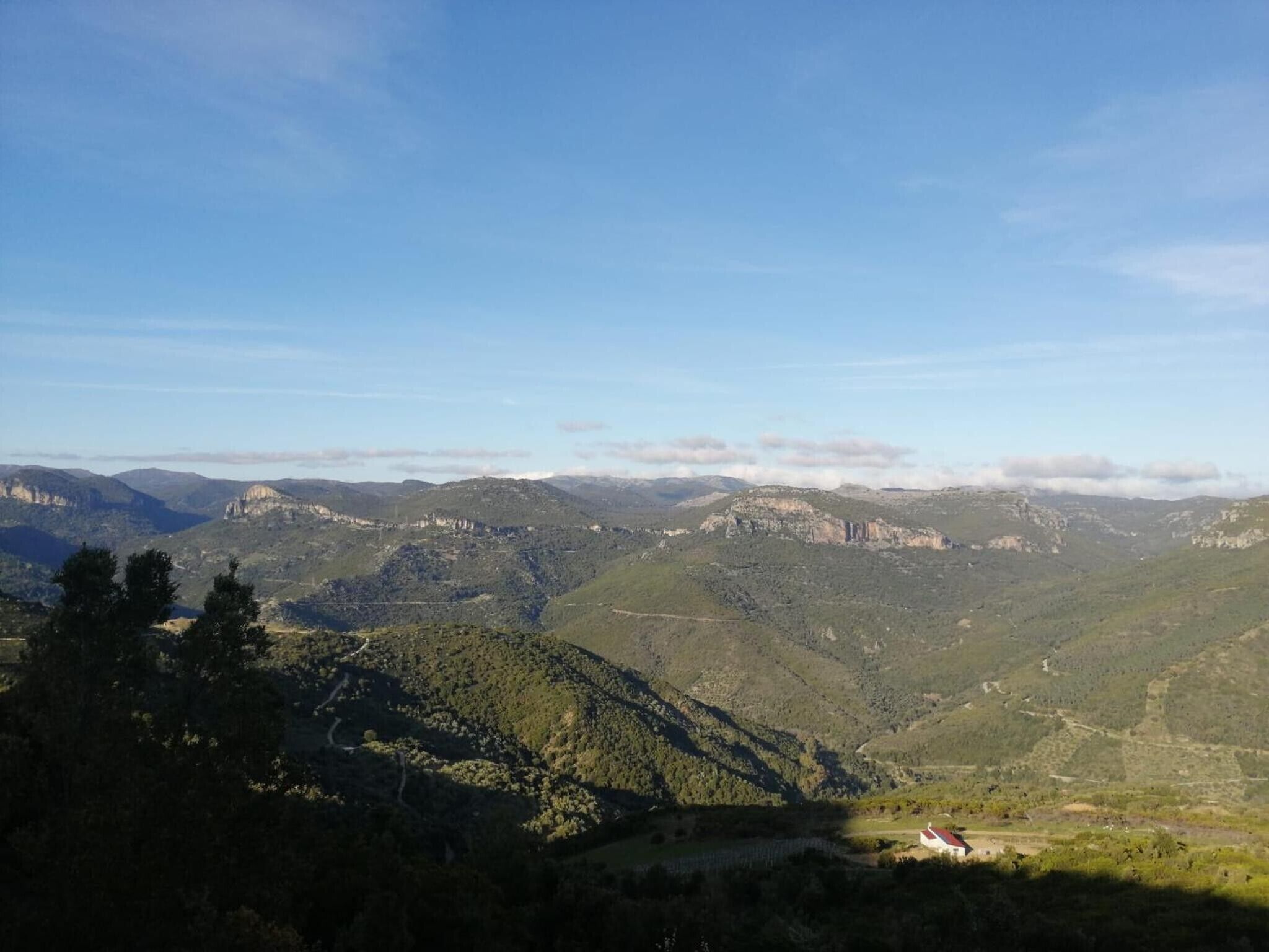 Un paisaje montañoso con cielo despejado.