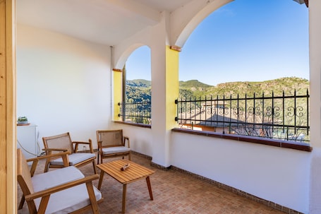 Enceinte de l’hébergement. Appartement 'Su Nurassolu Ussassai' avec vue sur les montagnes, terrasse privée et Wi-Fi