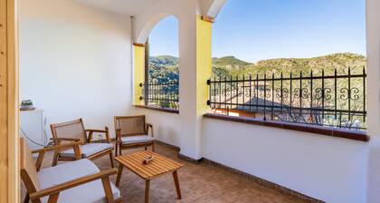 Appartement 'Su Nurassolu Ussassai' avec vue sur les montagnes, terrasse privée et Wi-Fi