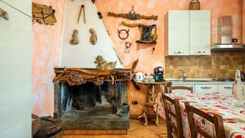 Fridge, oven, stovetop, coffee/tea maker