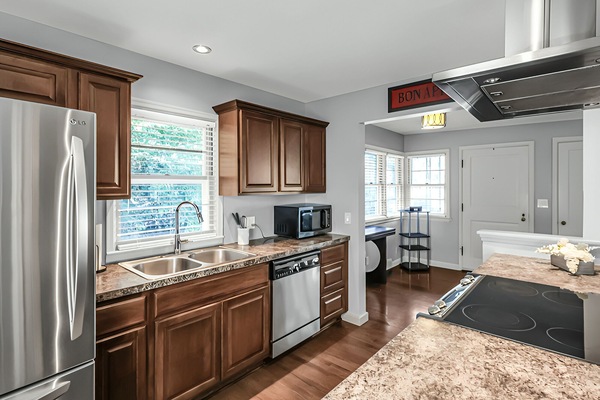 Frigorífico, microondas, horno y placa de cocina