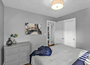 2 bedrooms, desk, iron/ironing board, travel crib - Stay in a charming 2-bedroom house in Omaha with WiFi, AC, and a peaceful vibe. (Omaha)