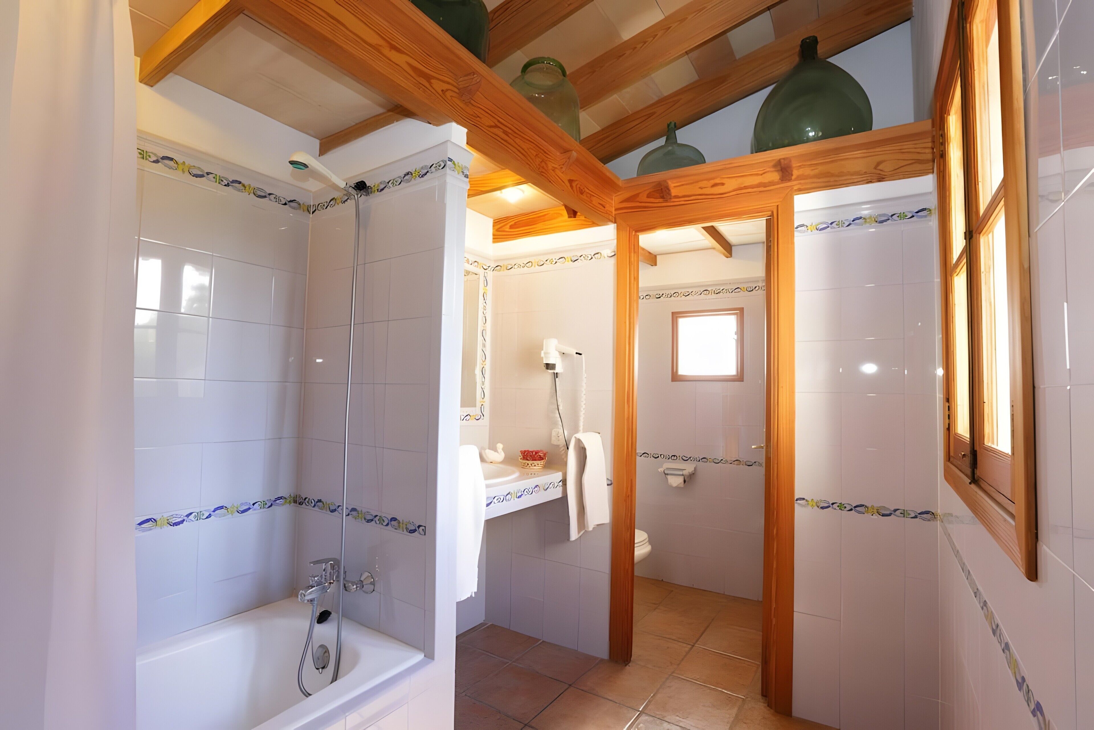 Douche, sèche-cheveux, serviettes fournies