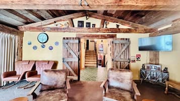 Smart-tv, pejs, bøger, musikbibliotek