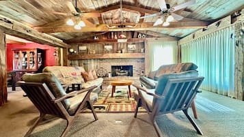 Smart-tv, pejs, bøger, musikbibliotek