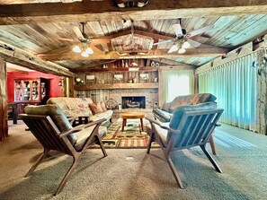 Smart TV, chimenea, libros y biblioteca musical