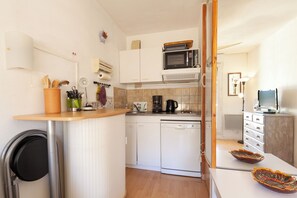 Frigorífico, microondas, placa de cocina y lavavajillas