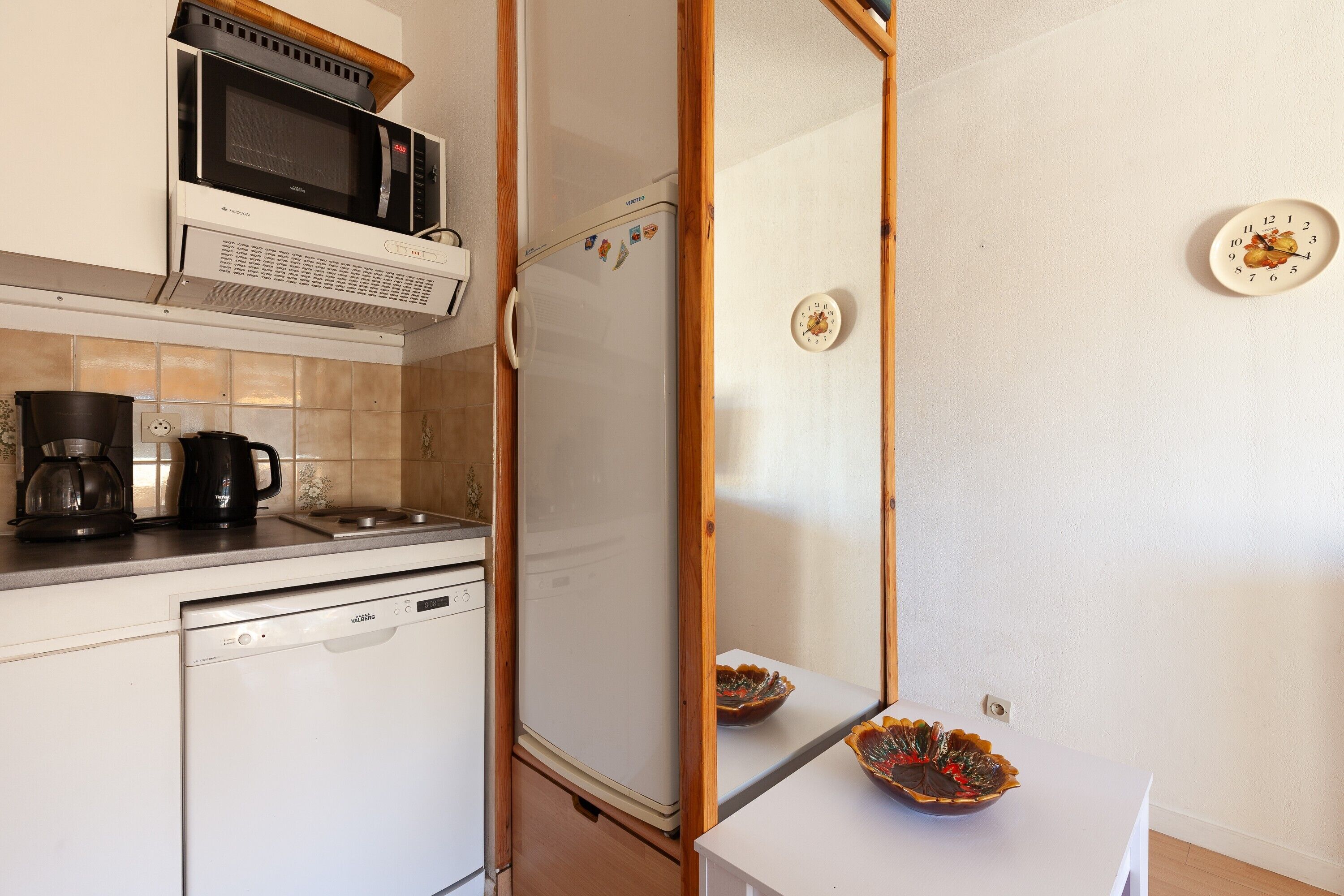 Réfrigérateur, micro-ondes, plaque de cuisson, lave-vaisselle