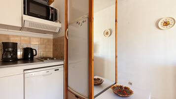 Réfrigérateur, micro-ondes, plaque de cuisson, lave-vaisselle