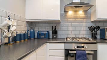 Een koelkast, een magnetron, een oven, een kookplaat