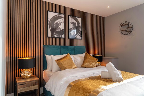 2 bedrooms, desk, WiFi