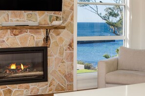 Una televisión, una chimenea