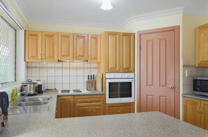 Een microgolfoven, een oven, een kookplaat