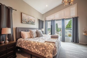 4 habitaciones, escritorio y tabla de planchar con plancha