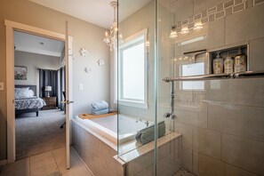 Shower, jetted tub, hair dryer, towels - 4-Bed Modern Home with Rooftop, Covered Deck, Large Backyard & Central Location (Seattle)