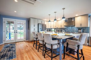 Fridge, microwave, oven, stovetop - 4-Bed Modern Home with Rooftop, Covered Deck, Large Backyard & Central Location (Seattle)