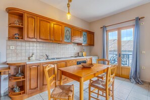 Fridge, oven, coffee/tea maker, high chair