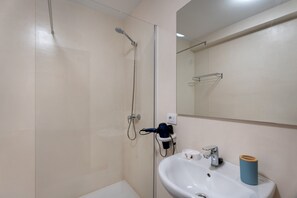 Shower, hair dryer, towels - Holidays 'Las Flores 1D' with Shared Pool and Wi-Fi (Las Americas)