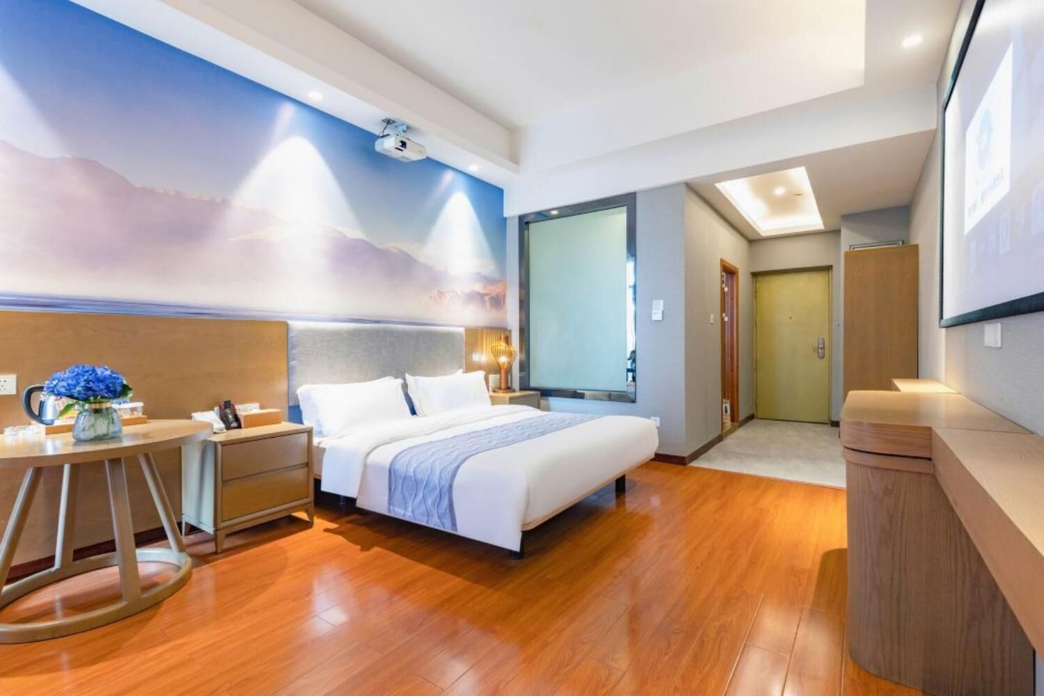 مساحة عمل للكمبيوتر المحمول وتجهيزات عازلة للصوت وواي فاي مجانًا