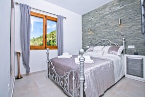 3 bedrooms, WiFi, bed sheets