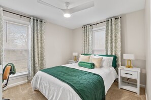 4 عدّة غرف نوم ومكتب ومكواة/لوح كي وسرير سفر